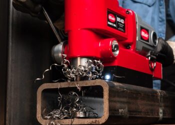 Low-profile magnetic drill matches in tight workspaces