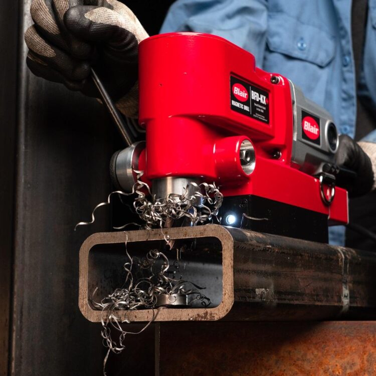 Low-profile magnetic drill matches in tight workspaces