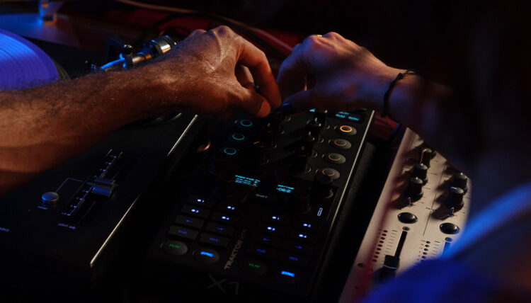 Learn to DJ with Traktor: Discover newbie and intermediate programs from Crossfader