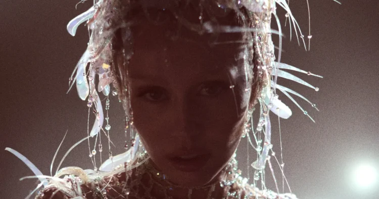 Miley Cyrus Publicizes New Album ‘One thing Lovely’