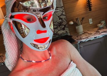 My Overview of the Dr. Dennis Gross LED Masks That Smooths Tremendous Strains and Clears Pores and skin | Wit & Delight