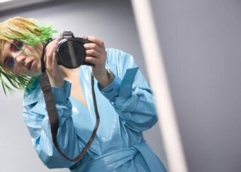 It bugs me: Tes Berge’s Photographic Commentary