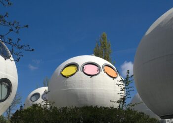 When the Dutch Tried to Dwell in Concrete Spheres: An Introduction to the Bolwoningen within the Netherlands