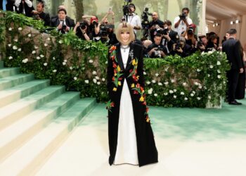 Anna Wintour to Stay Met Gala Chair