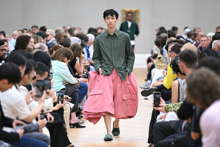 Jonathan Anderson’s Dior Debut Present in Paris Attracts on European Artwork