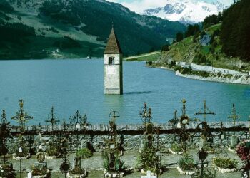 Writing on the wall, writing on the water