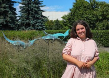 The silent music of residing bronze