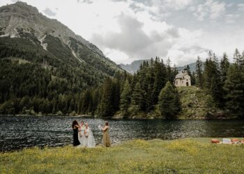 This Couple Obtained Married within the Alps…and Introduced Their Sisters Alongside