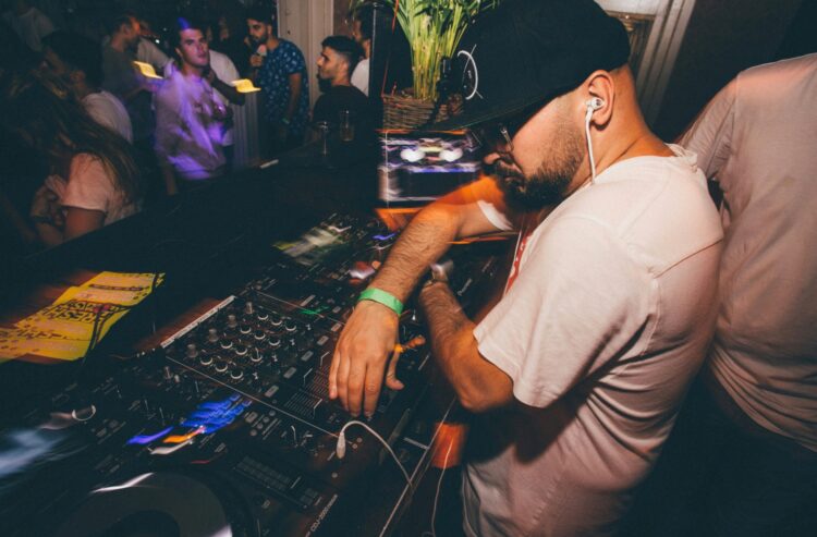 A Newbie’s Information to Beat Matching for DJs  –