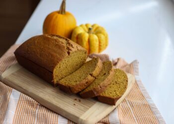 Straightforward Moist Pumpkin Bread Recipe (Fall Favourite!)