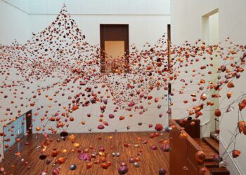 Yasuaki Onishi Suspends 1000’s of Copper Foil Molds in an Undulating Framework — Colossal