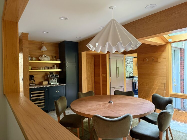 Why a Spherical Eating Desk and Pops of Inexperienced Have been Precisely What Our Kitchen Wanted | Wit & Delight