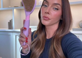 Easy methods to Tighten Neck Pores and skin Naturally: Insider Magnificence Ideas