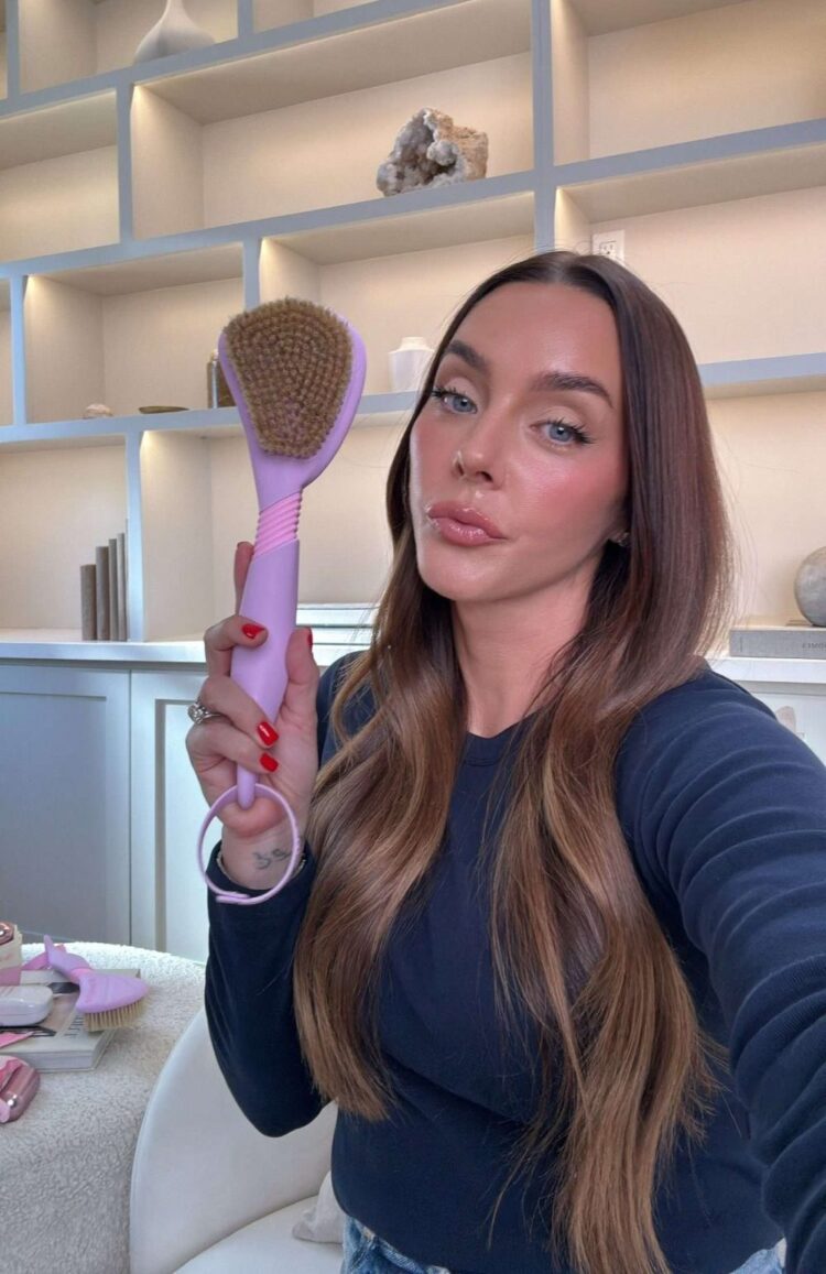 Easy methods to Tighten Neck Pores and skin Naturally: Insider Magnificence Ideas