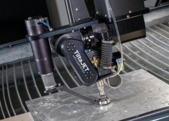 El cabezal del sistema de corte por chorro de agua compensa la inclinación