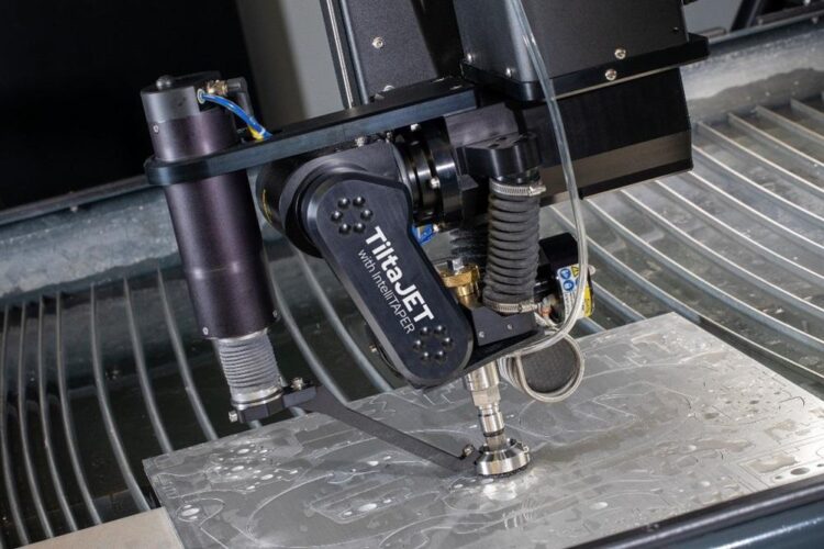 El cabezal del sistema de corte por chorro de agua compensa la inclinación