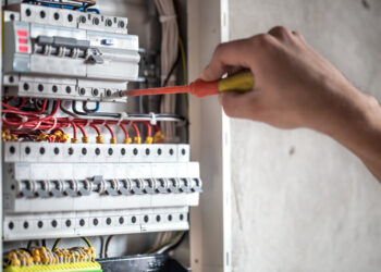 Do electricians make $100,000 a 12 months?