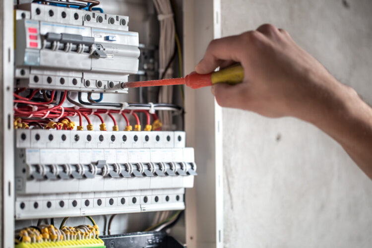Do electricians make $100,000 a 12 months?