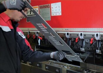 La excelencia en la chapa metálica comienza en la prensa dobladora