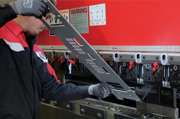 La excelencia en la chapa metálica comienza en la prensa dobladora