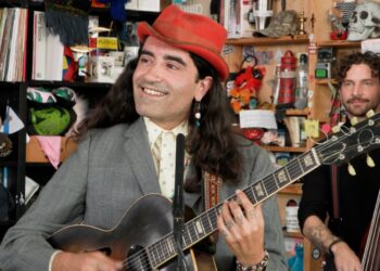 Tiny Desk Live performance : NPR