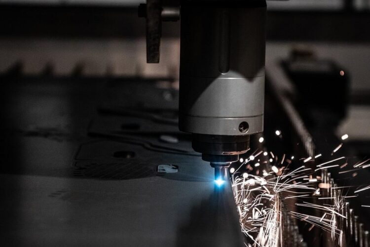 El corte de placa gruesa converge con el láser