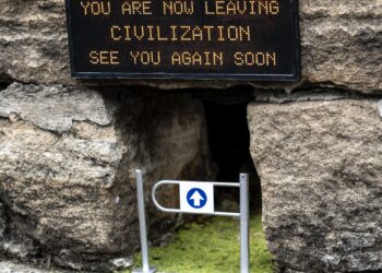 Itty-Bitty Indicators and Portals by Michael Pederson Reimagine On a regular basis City Particulars — Colossal