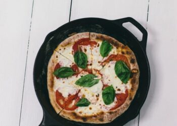 This Straightforward and Scrumptious Skillet Pizza Recipe Is an Instantaneous Traditional | Wit & Delight