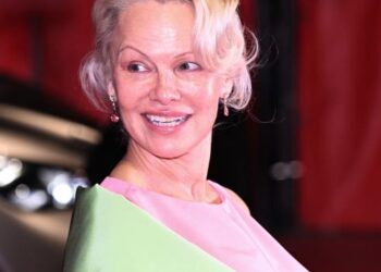 Pamela Anderson secretly sang vocals on Mariah Carey hit – Music Information