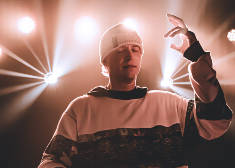 Ian Snow Finds Readability within the Rush of His New Single, ‘Circulate State’