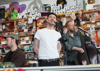Tiny Desk Live performance : NPR