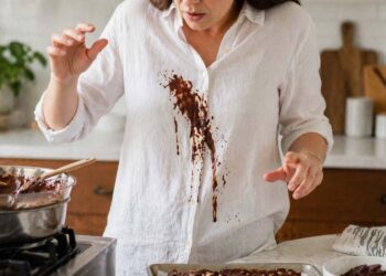 Easy methods to Get Chocolate Out of Garments (Darkish, Milk, and White Examined)