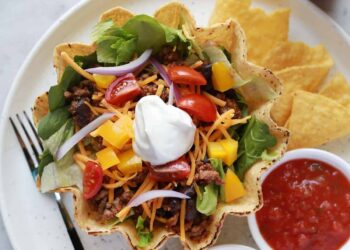 EASY Do-it-yourself Taco Salad – A Stunning Mess