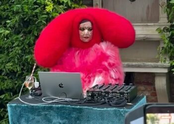 Björk Performs Shock DJ Set At Venice Biennale, Guarantees New Album Subsequent 12 months