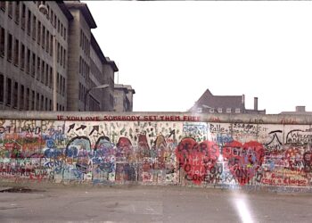 Take a Random Stroll Across the Berlin Wall Simply Months Earlier than Its Sudden Fall (Summer season 1989)