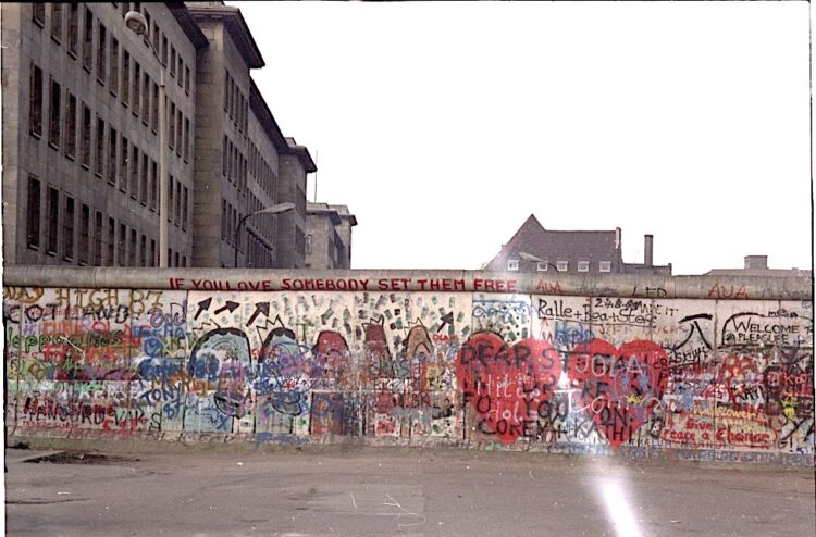 Take a Random Stroll Across the Berlin Wall Simply Months Earlier than Its Sudden Fall (Summer season 1989)