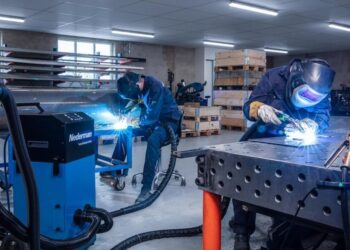 Cell fume extractor provides dual-workstation functionality