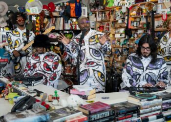 Tiny Desk Live performance : NPR