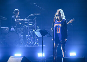 Kim Gordon Performs “Play Me” On ‘Fallon’ In Jalen Brunson Knicks Jersey