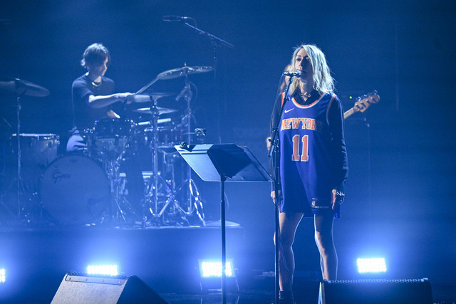 Kim Gordon Performs “Play Me” On ‘Fallon’ In Jalen Brunson Knicks Jersey