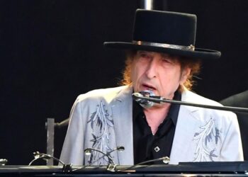 Bob Dylan Makes Stunning Modifications to Dwell Band Mid-Tour