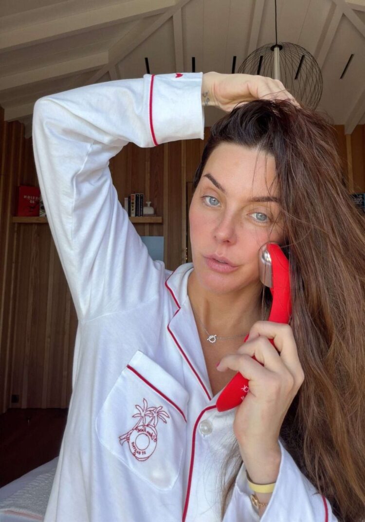 Learn how to Use Ice Curler on Face for a Sculpted, Radiant Look