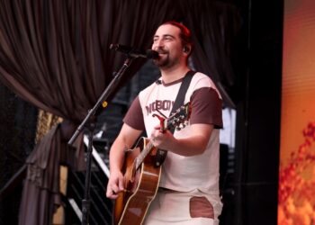 Noah Kahan Asks Concertgoers Not To Shit In Their Seats