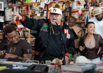 Tiny Desk Live performance : NPR