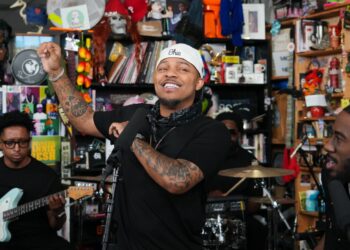 Tiny Desk Live performance : NPR