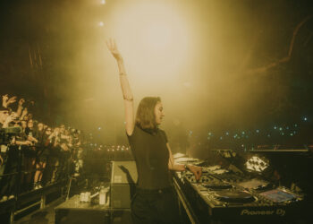 Amelie Lens Presents “Dream Condominium” to the Grandmother Who Stepped In When Her Mother Handed