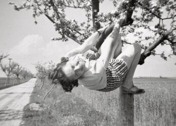 ‘Girls in Timber’ Celebrates a Quirky Assortment of Nameless Snapshots — Colossal