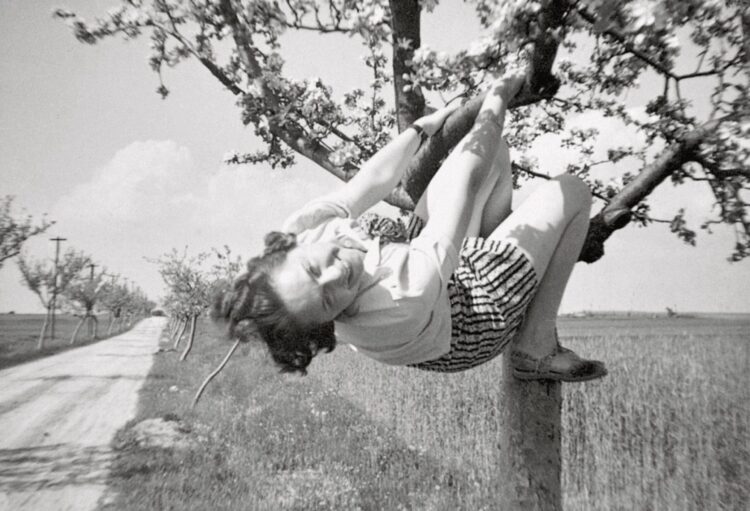 ‘Girls in Timber’ Celebrates a Quirky Assortment of Nameless Snapshots — Colossal