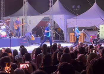 Matchbox Twenty’s Rob Thomas Swings Mic Stand Into Bandmate’s Head, Smashing His In-Ears