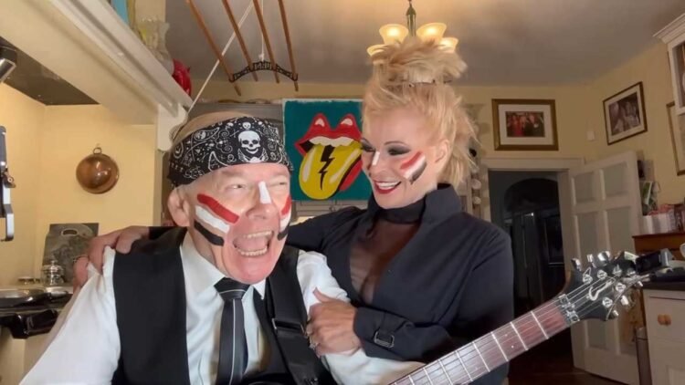 Toyah and Robert Fripp make triumphant return to Sunday Lunch motion